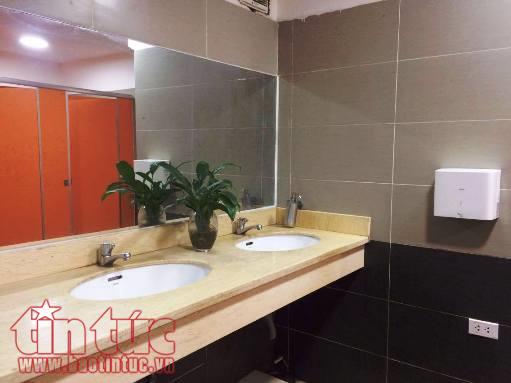 Mục sở thị nhà vệ sinh siêu sang giá chỉ 3.000 đồng/lượt ở Hà Nội